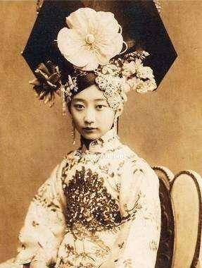 父亲立贤,母亲是乾隆五世直系孙女,贝勒毓朗二格格恒慧之女