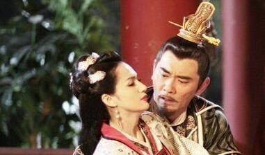 在中原一带起兵的窦建德把宇文化及杀了,他被萧皇后的美貌深深吸引