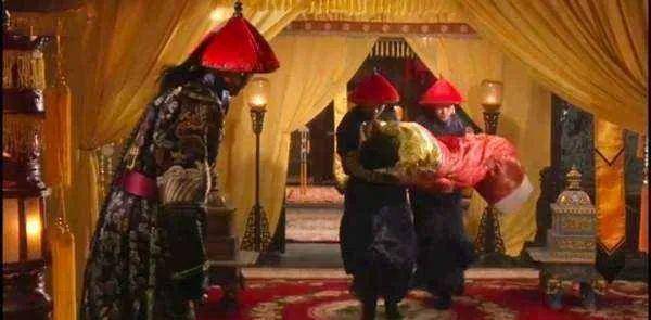 皇帝拿年轻宫女做试验,宫女们不堪忍受,趁皇帝熟睡合谋行刺他