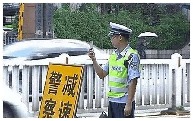 交警查车时,随意摸一下车尾,你知道这个动作代表什么吗?