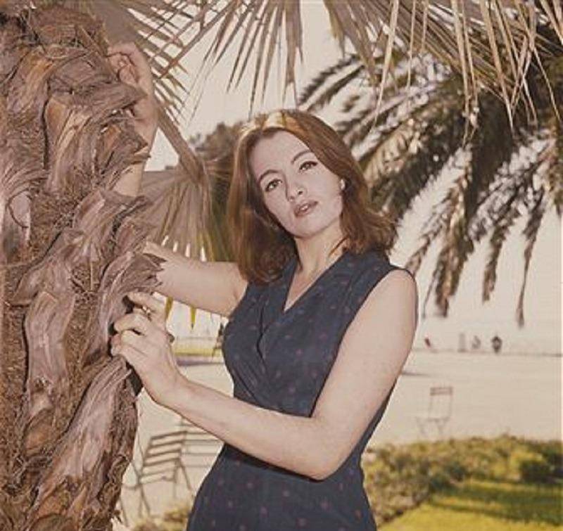 就这样,在众多宾客的支持下,克莉丝汀逐渐成为了俱乐部的头牌.