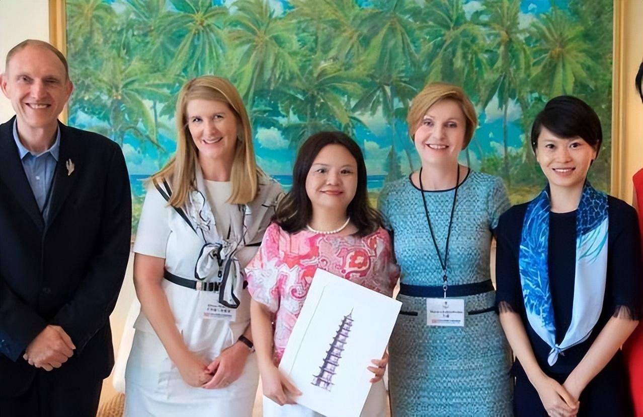 回顾何巧女:浙江女首富身价300亿,赴美豪捐96亿,却国内欠200亿