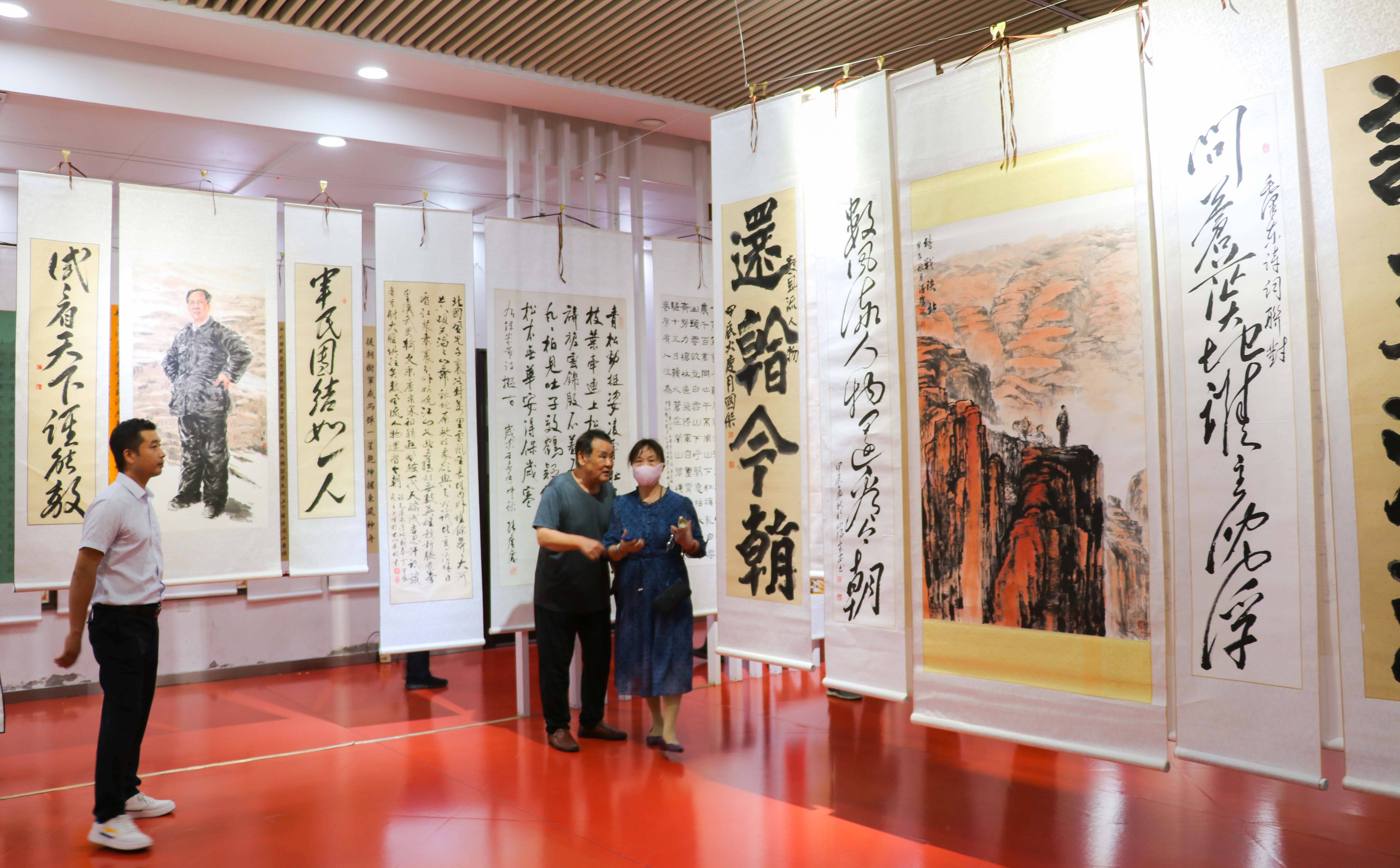 郑清珍的伟人画作在河南三水文化院书画展上受关注