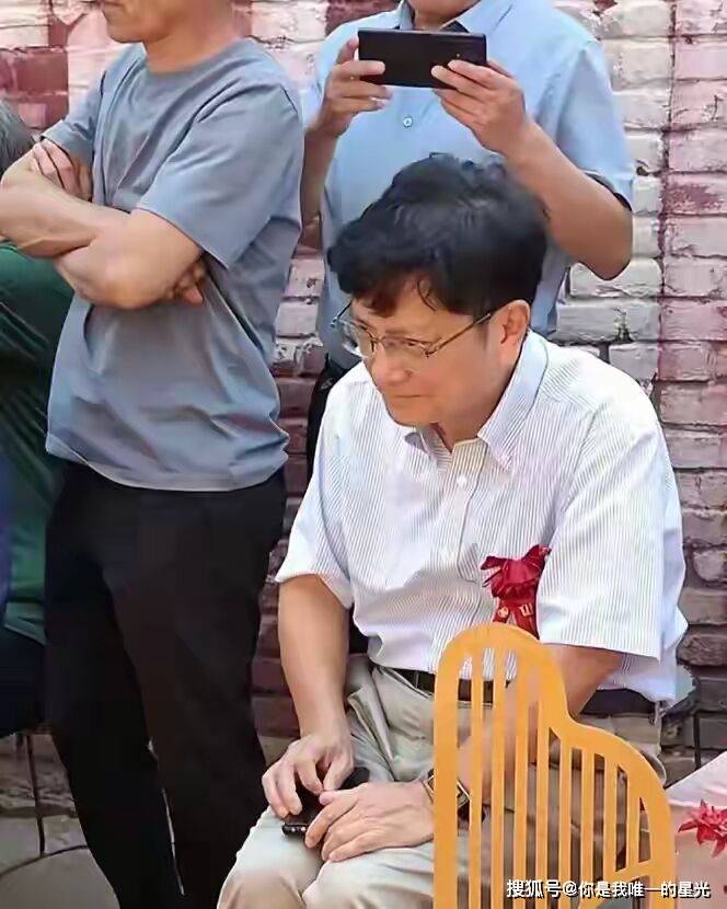 郑强现身好友婚礼!坐着时很拘谨,上台前 特意将手机放地上 获盛赞