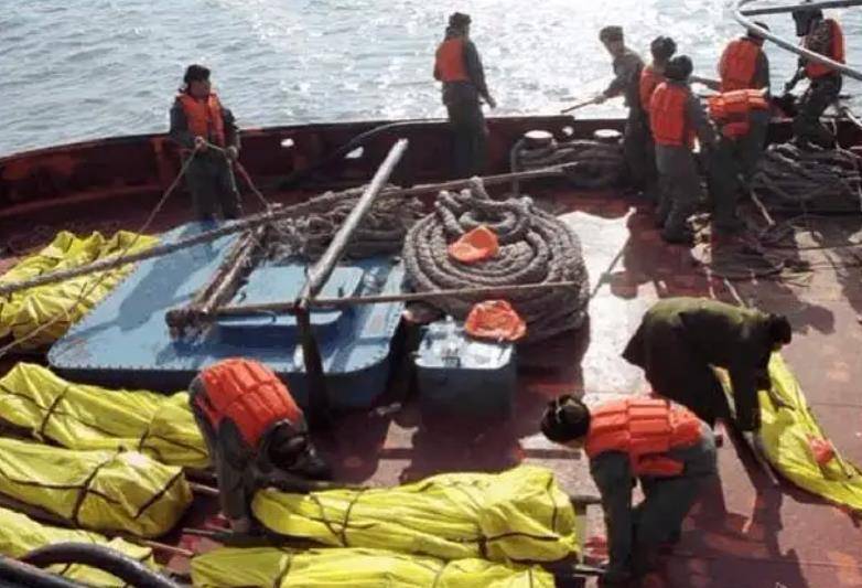 1999年烟台特大海难,312人幸存22人,唯一女幸存者如何活下来的