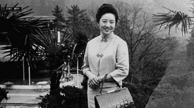 23岁嫁入豪门,公公败光家产,她与丈夫街头炸油条,再成千亿富翁_芷芳