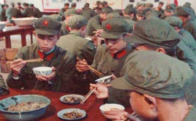 70年代物资匮乏,解放军伙食水平怎么样?空军每天伙食费三块五