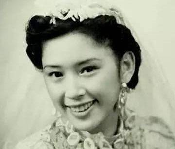 一年多后,她以32岁的大龄嫁给了母亲内侄庄铸九,从宋子文与盛七的错过