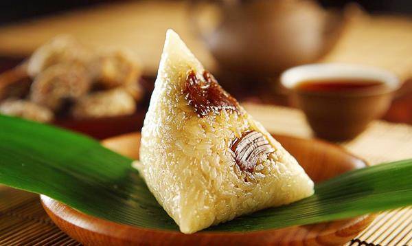 他用膏兰沐浴,所以《荆楚岁时记》里面就记载:"五月五日,谓之沐兰节