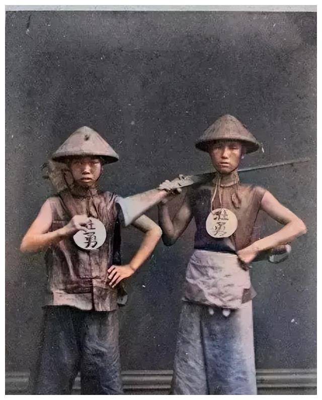 20照片中间的是载入《清史稿》的最后一位公主——荣寿固伦公主.