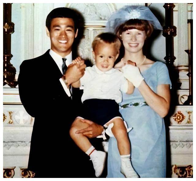 李小龙去世后,老婆改嫁徒弟,现定居西雅图为李小龙"守墓"