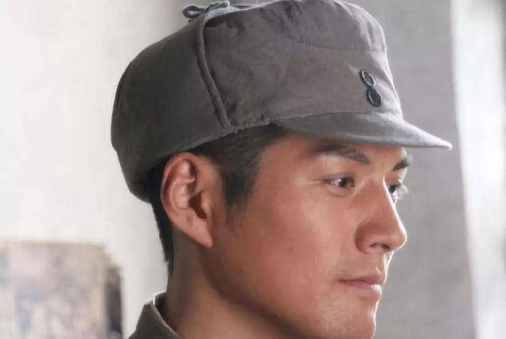 为何八路军的军帽上,会缝2颗纽扣?主要有两个作用