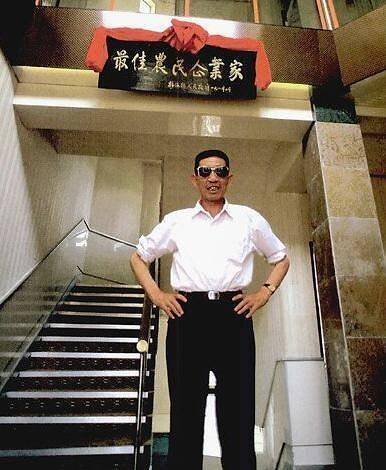 90年代的传奇人物,从村书记到"土皇帝",坐拥16辆进口奔驰