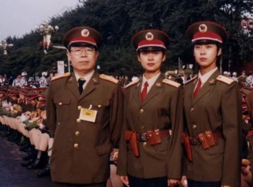 1999年阅兵双胞胎女兵图片