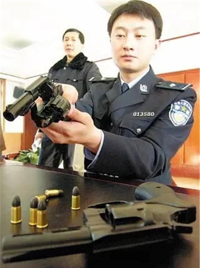 警察开枪图片