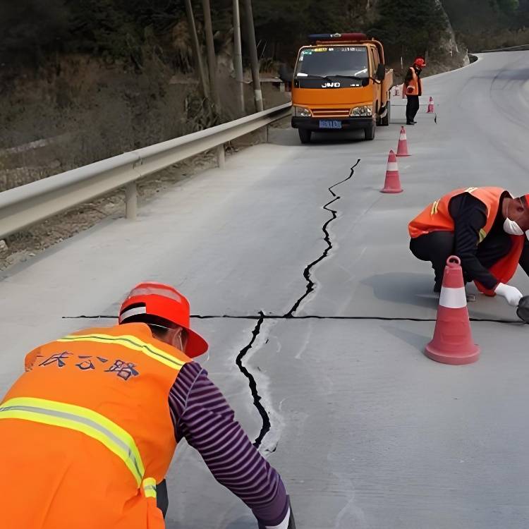 解读道路沥青灌缝胶的优异性能_裂缝_施工_路面