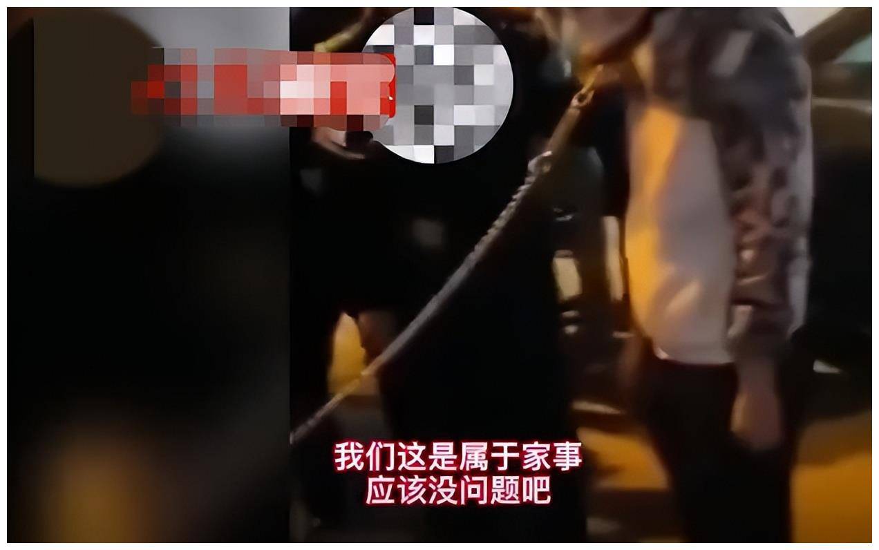 男子当街跪地爬行,女友用狗链牵着,女子:我的家事,你们管不了