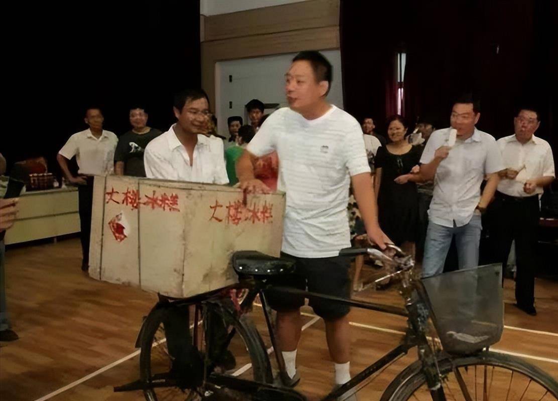 胖东来老板近照曝光,手捧面碗席地而坐超接地气_于东来_小时候_债务