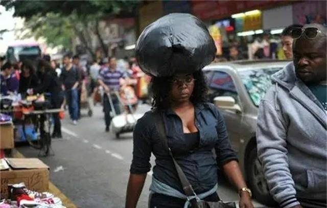 非洲"倒爷"在广州:28寸行李箱装着发财梦_中国_小商品_黑人