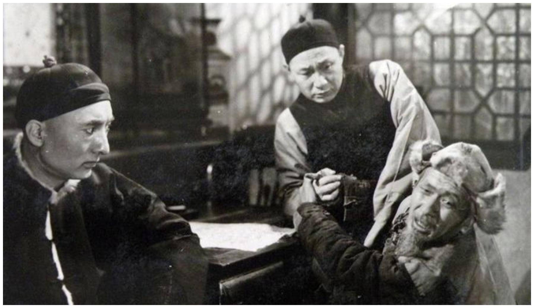 黄世仁其中周扒皮是一位小地主,他为了让自己的家里长工多干活,于是在