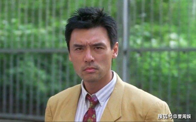 71岁钟镇涛吃饭被偶遇,满头黑发精神抖擞,坐墙角用餐接地气