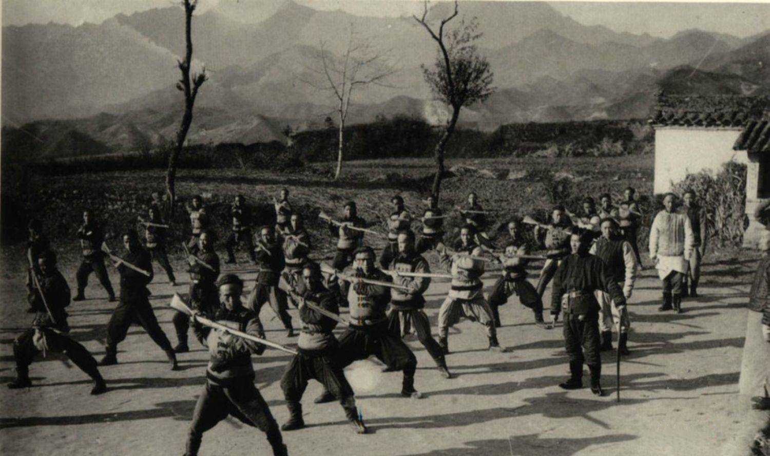 武昌起义打响第一枪,此地新军随后开了第二枪,图为革命前练兵照