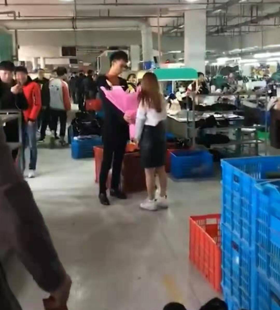 燥无味的工厂流水线生活里面,又有多少青春少男少女期待着"工厂爱情"!