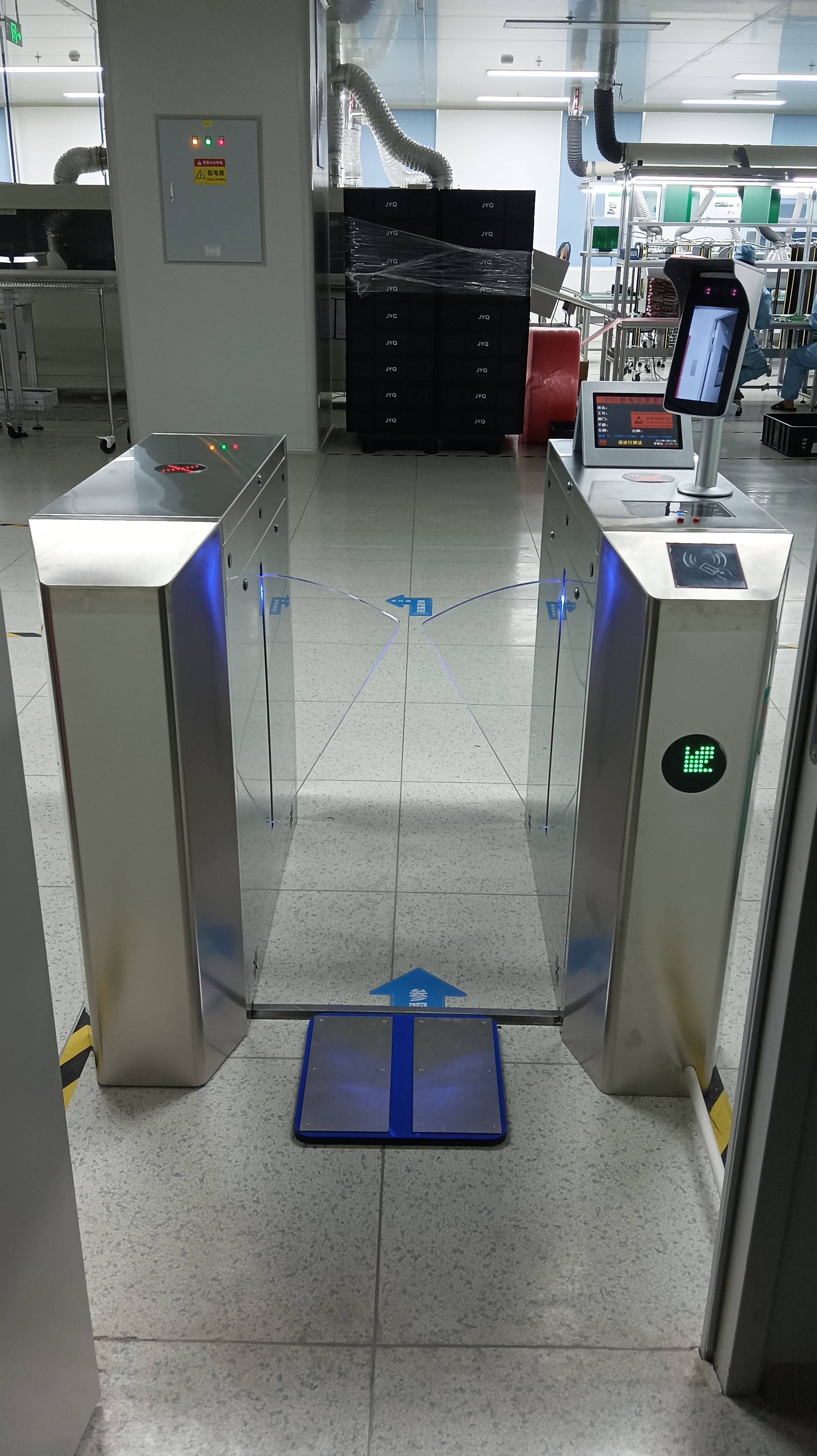 静电检测闸机的功能先容:1) 进入有门禁功能的系统,可检测员工进入