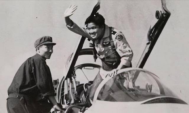 1981年,黄植诚驾百万战机起义,被奖65万,次年娶美女空姐为妻_手机搜狐网