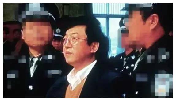 河北"土皇帝"李真,4个空姐轮流伺候,仅7年敛财2000万