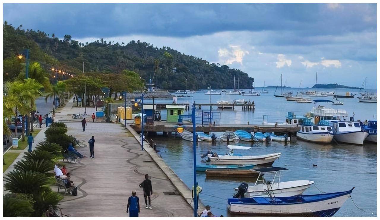 3万.圣马丁岛的南部归属荷兰,面积约34平方公里,人口约3.5万.