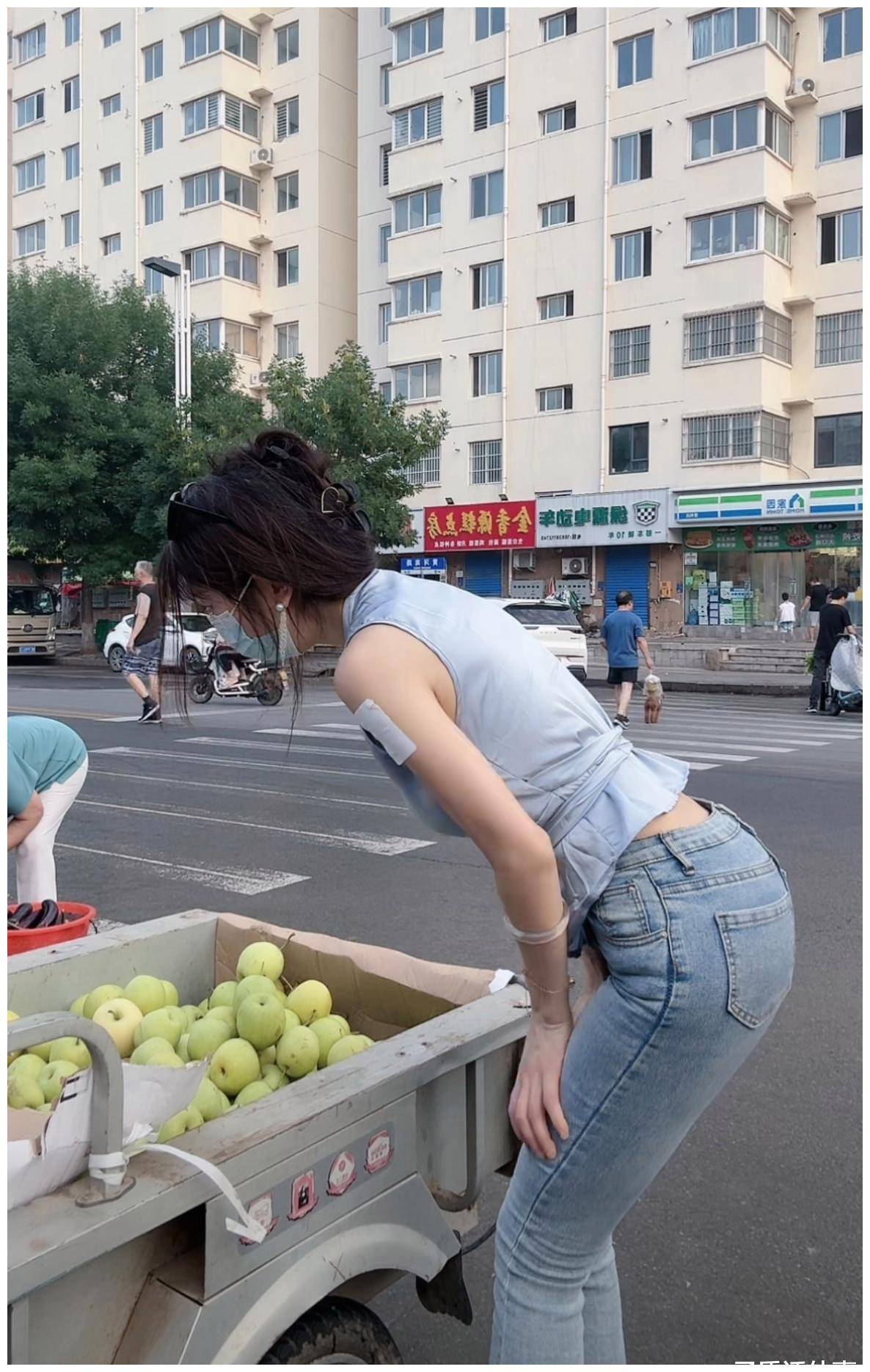 女生地摊卖什么(女生摆地摊卖什么)