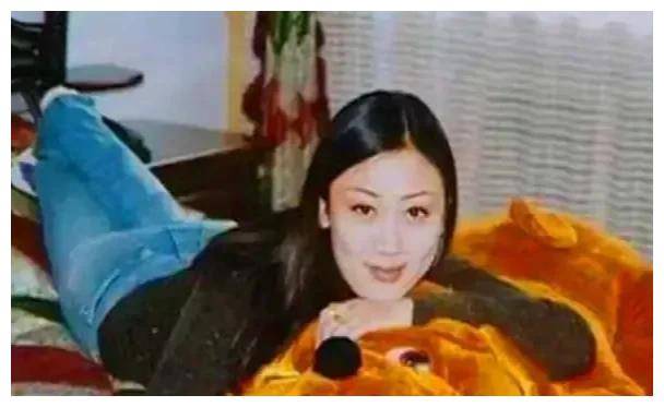 此时恶魔的獠牙已经露出尚尔琦从警察学校毕业回到鞍山任职交警,同年6