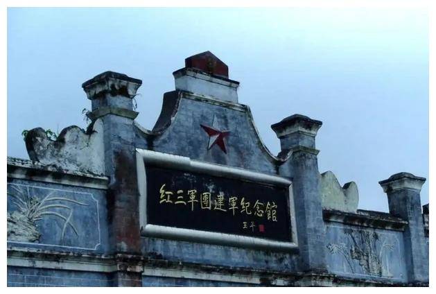 红三方面军的历史可以追溯到1930年2月,当时彭德怀率领红五军与红八军