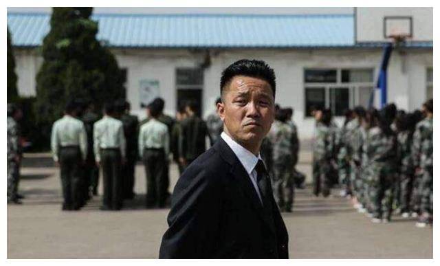 28年前,北大保安高考第一人张俊成,如今成职校校长_工作_曹燕_英语