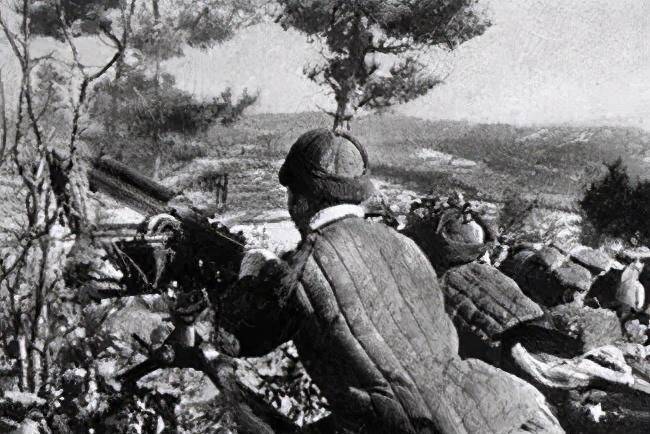 由于战士们连夜赶路,中途又遭遇激战,因此疲惫不堪.