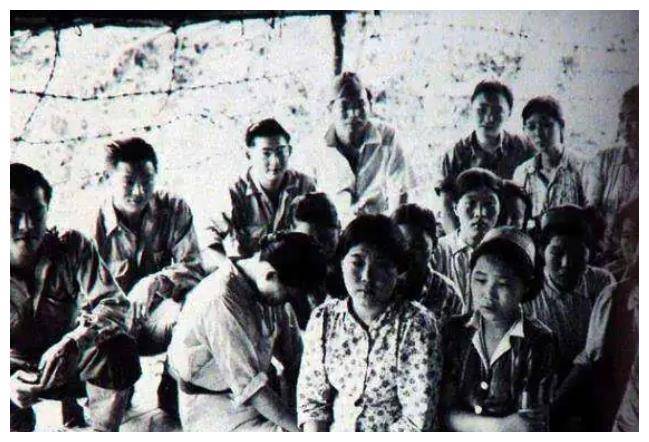 铁证如山:39年山东,日军强搂慰安妇满脸狞笑留下合影,叫人愤怒