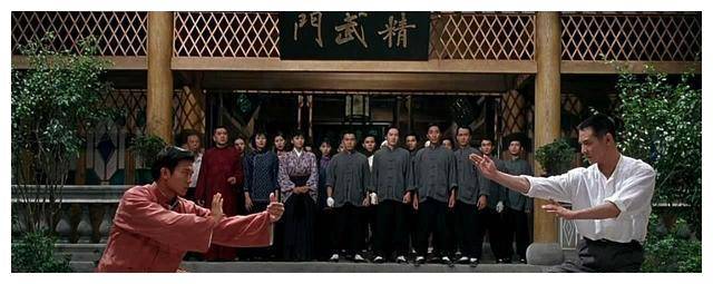 武馆内,"棍王"拿着一条水火囚龙棍,重达280斤,刘远成只是随意地挑起