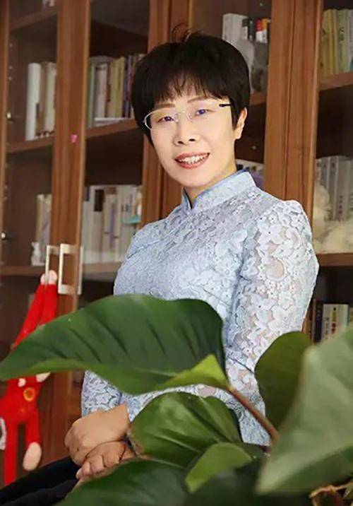 自古以来便是人们尤为倾佩的一类人,古有蔡文姬,李易安这般的女文豪