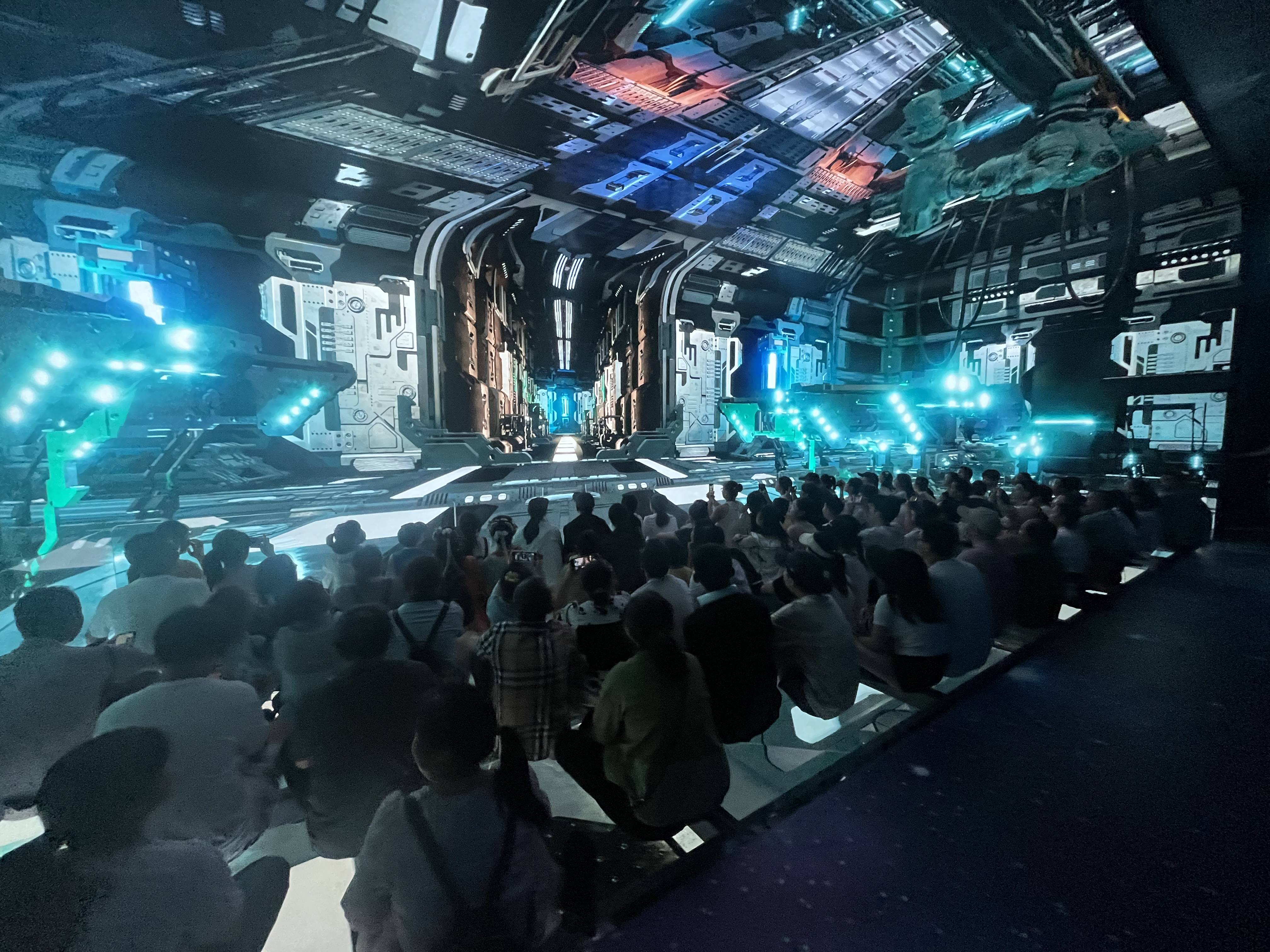 裸眼 3d 玻璃剧场:商场与景区的人气密码