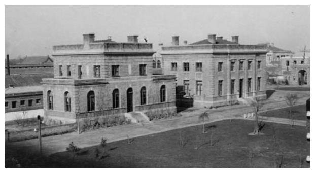 名片为凭,请哲立先生帮助卖掉霍尔瓦特伊芙娜存放在我妹妹家里的钢琴