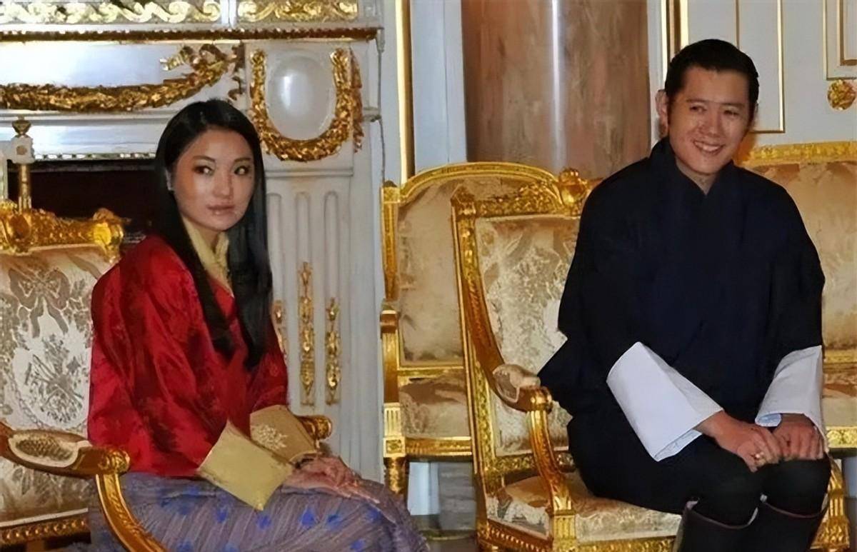 不丹国王:17岁登位,娶同胞4姐妹生10个孩子,51岁时退位享福