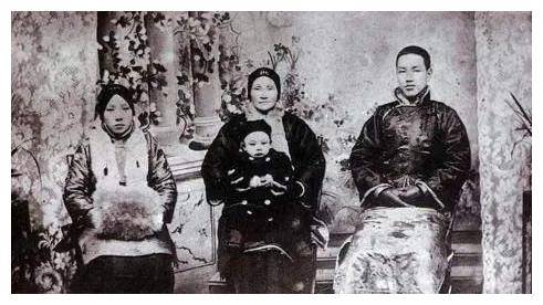 蒋介石为什么一直是光头?宋美龄说出实情,主要是为了他母亲