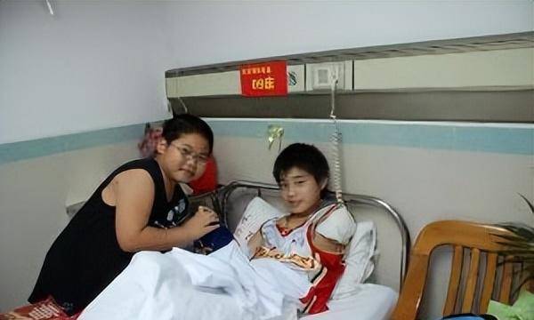 汶川地震中,那个为救同学"自断左臂"的12岁少年,如今怎么样了