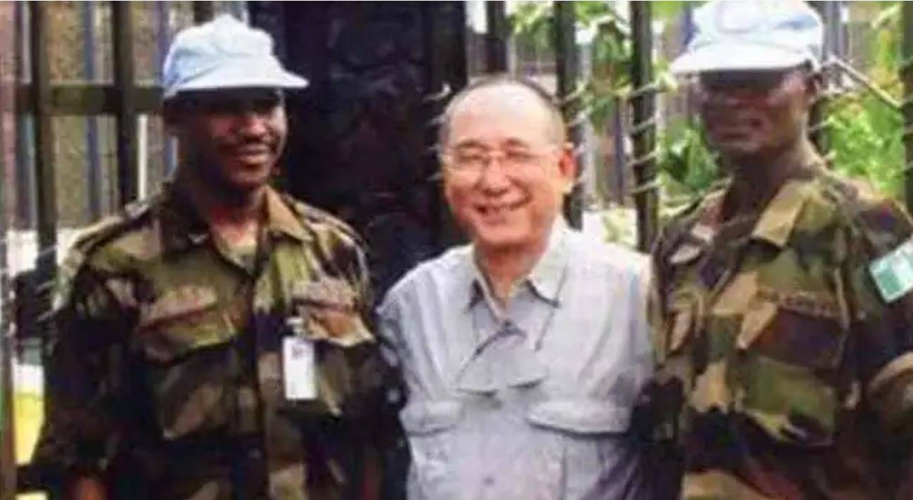 2001年3名中国人非洲被劫,当地警方没辙,华人酋长带冲锋枪救人