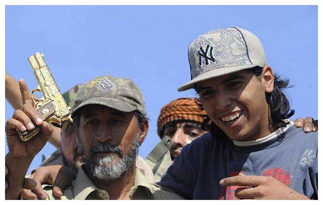 "乌雷比等人决定把卡扎菲带到班加西,但米苏拉塔武装人员坚持要把