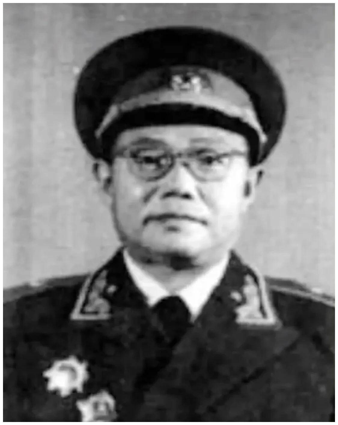 1955年被授予少将军衔,时任中国人民解放军空军工程部副部长.