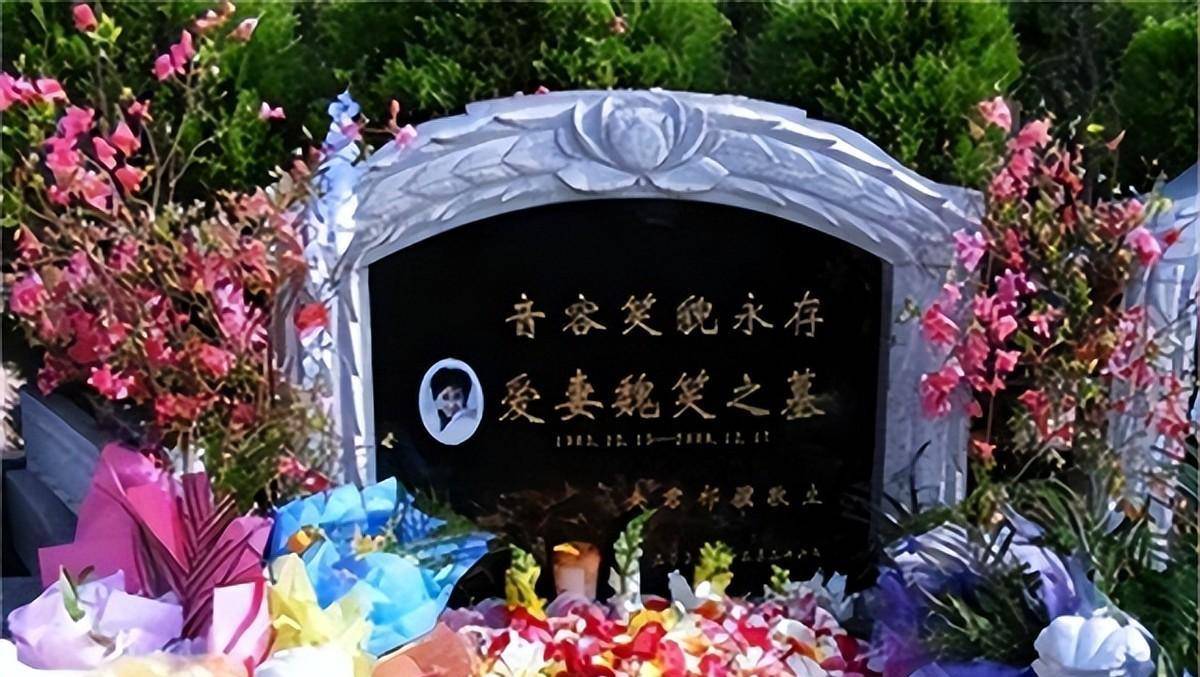 魏笑的婚房内,里面的家具布置从未改变,并且在这十几年的时间里,祁骥