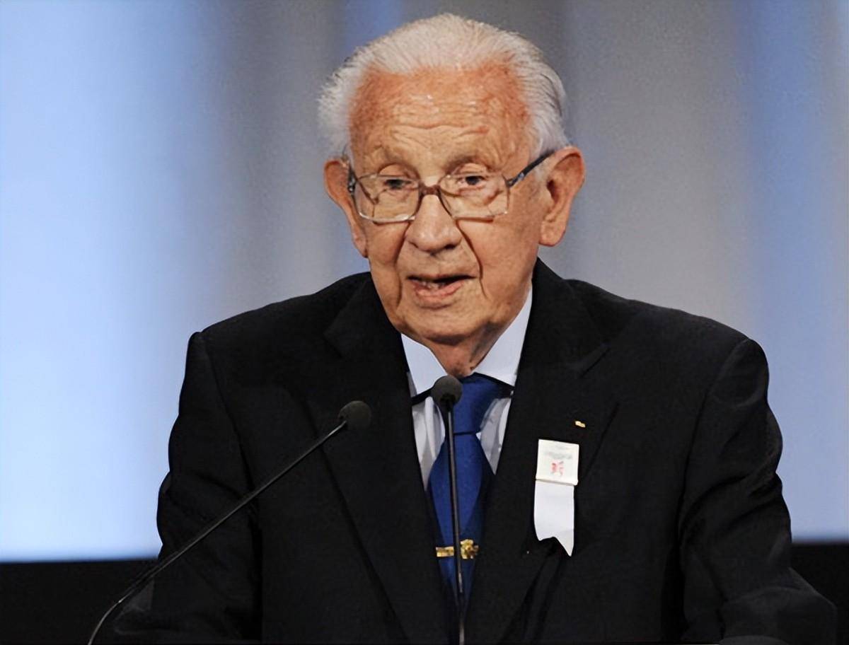 这一年11月,韩国反对党领袖金大中,金泳三和金钟泌和萨马兰奇坐在了一