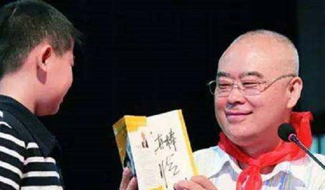 "童话大王"郑渊洁让儿子弃应试教育,编10套教材回家教,结果如何